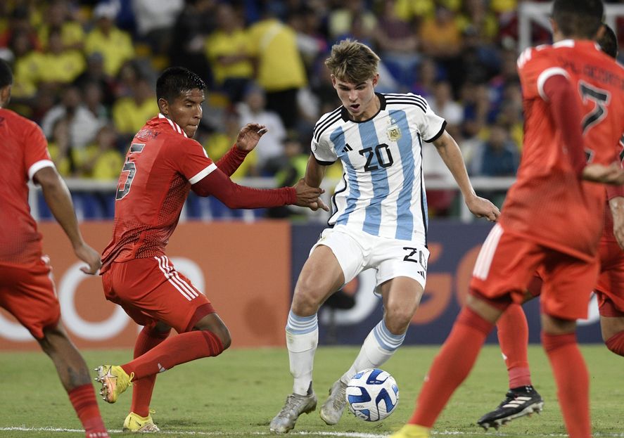 La Selección Argentina logró su primera victoria y se la jugará con Colombia.