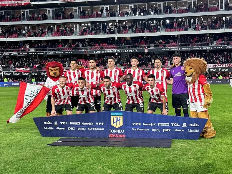 La formación de Estudiantes ante Deportivo Riestra por la Liga Profesional La formación de Estudiantes ante Deportivo Riestra por la Liga Profesional