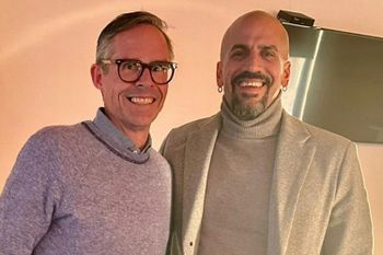Foster Gillett junto a Juan Sebastián Verón.