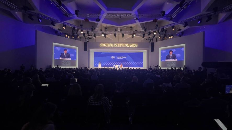 El Foro Económico Mundial recibió a Javier Milei a un mes de llegar a la Presidencia.