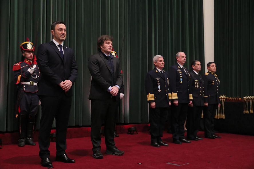 Luis Petri, Javier Milei y un espacio vacío ¿reservado para Victoria Villarruel? Luis Petri, Javier Milei y un espacio vacío ¿reservado para Victoria Villarruel?