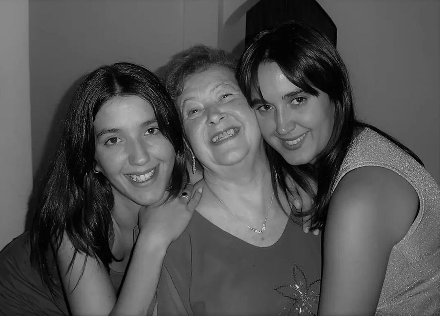 Más grandes, las hermanas con Elba, la abuela Más grandes, las hermanas con Elba, la abuela