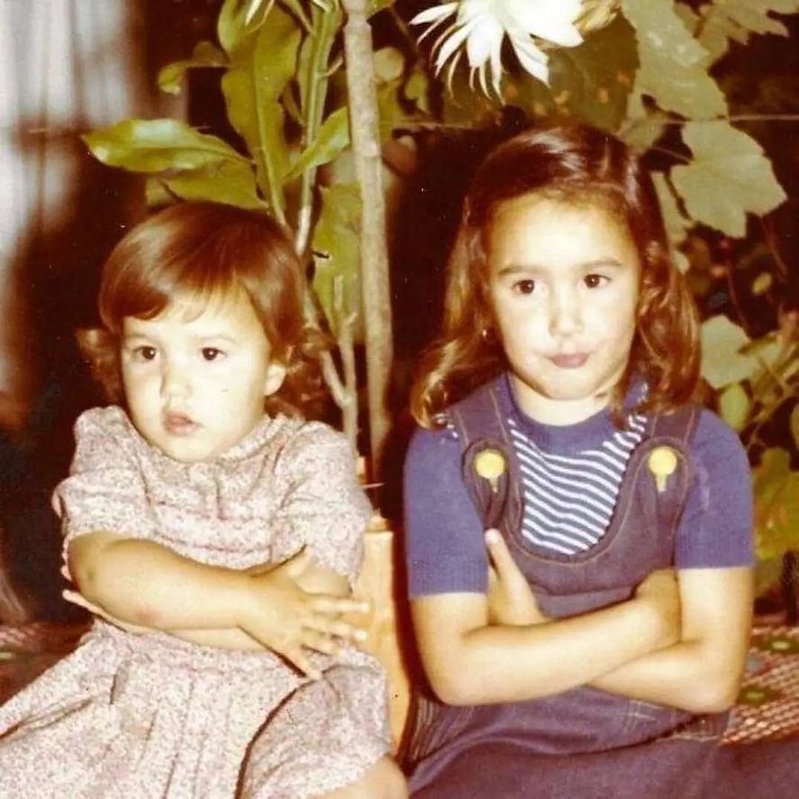 Las hermanas Manuelita y Gabriela. Las hermanas Manuelita y Gabriela.