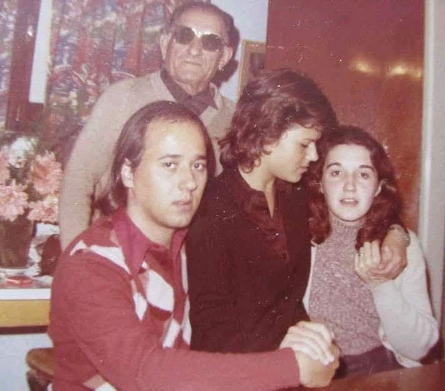 A la izquierda Osvaldo Vega junto a Edda Vega. La de la derecha es Mirta Balasini. A la izquierda Osvaldo Vega junto a Edda Vega. La de la derecha es Mirta Balasini.