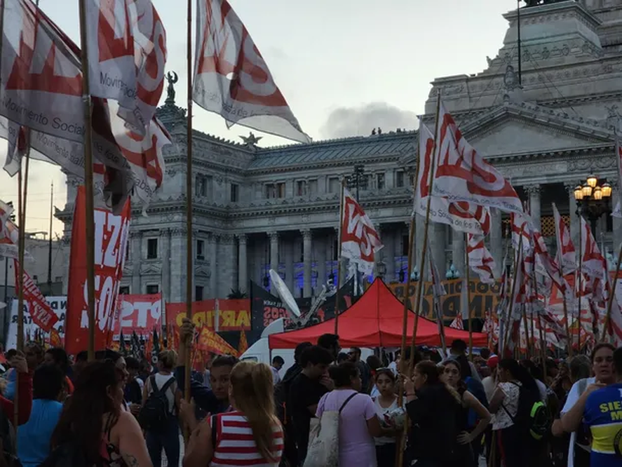 Manifestantes presentes en las inmediaciones del Congreso.