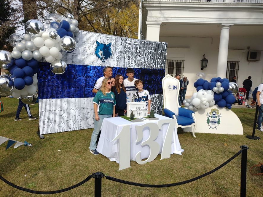 La torta por los 137 años de Gimnasia y el sillón de Diego Maradona. La torta por los 137 años de Gimnasia y el sillón de Diego Maradona.