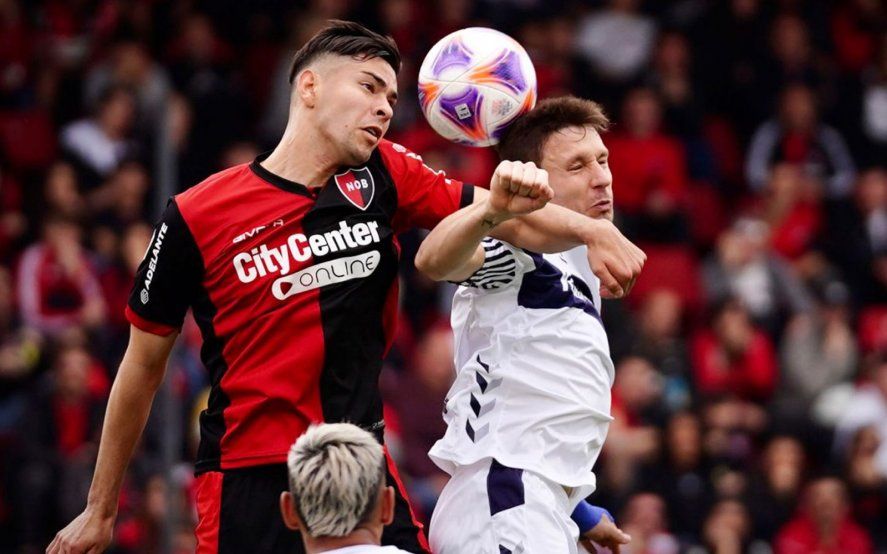 Franco Soldano en acción en la derrota de Gimnasia ante Newell's en el último cruce. (Foto: prensa GELP).