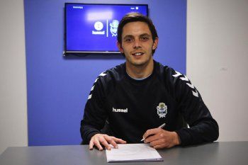 Guillermo Fratta al firmar su contrato con Gimnasia