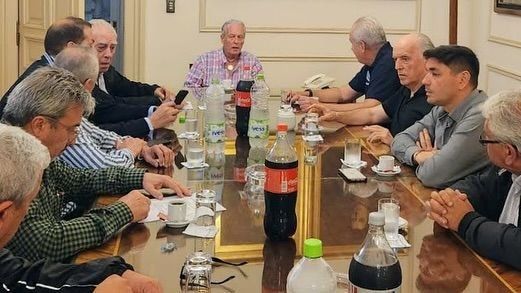 Una docena de gremios de trabajadores estatales se declararon en estado de alerta y movilización.