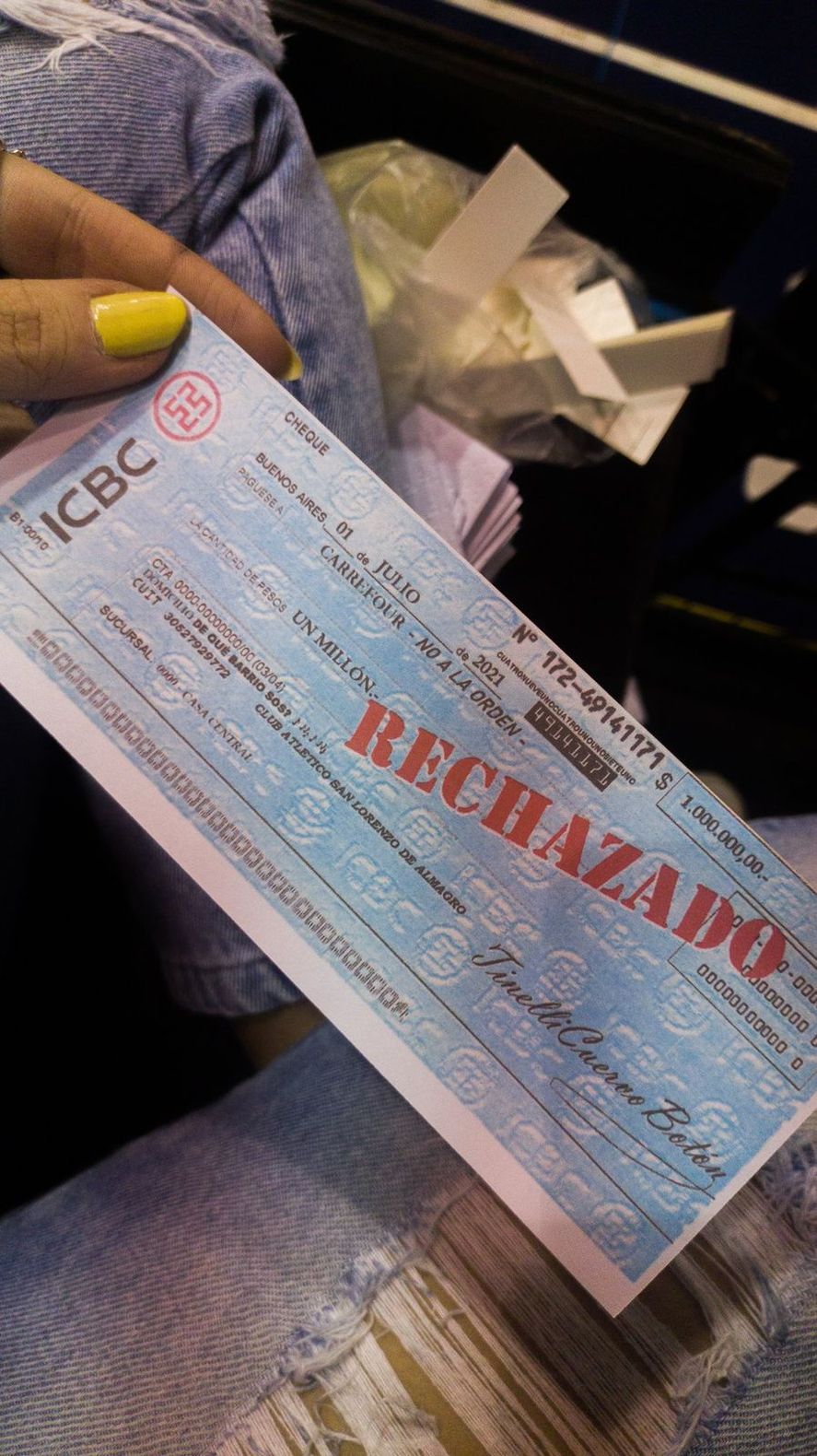 Los rumores de renuncia crecen alrededor de Tinelli: Estos son los cheques rebotados que tiraron en la tribuna de San Lorenzo.