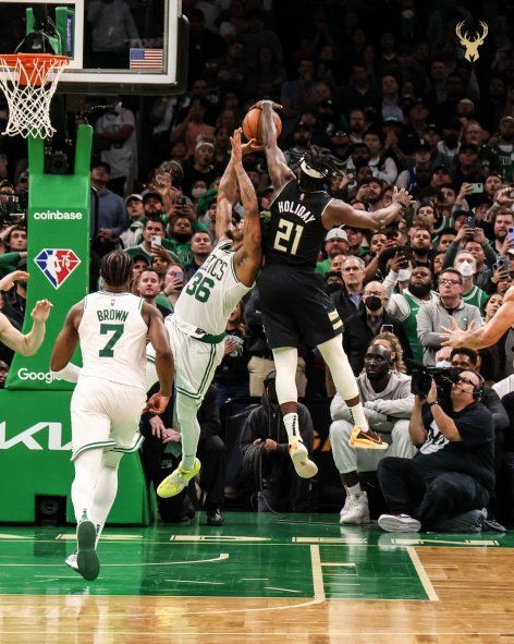 El tapón de Holiday, vital para el triunfo de los Bucks. Básquet NBA