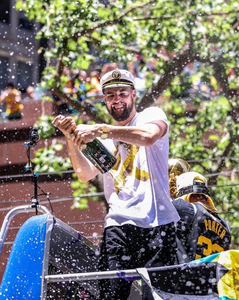 Klay Thomspon a pleno en el festejo de los Warriors, campeones de la NBA