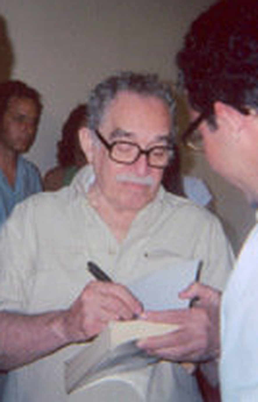 El escritor firmando una copia del libro que será adaptado en Nétflix. El escritor firmando una copia del libro que será adaptado en Nétflix.