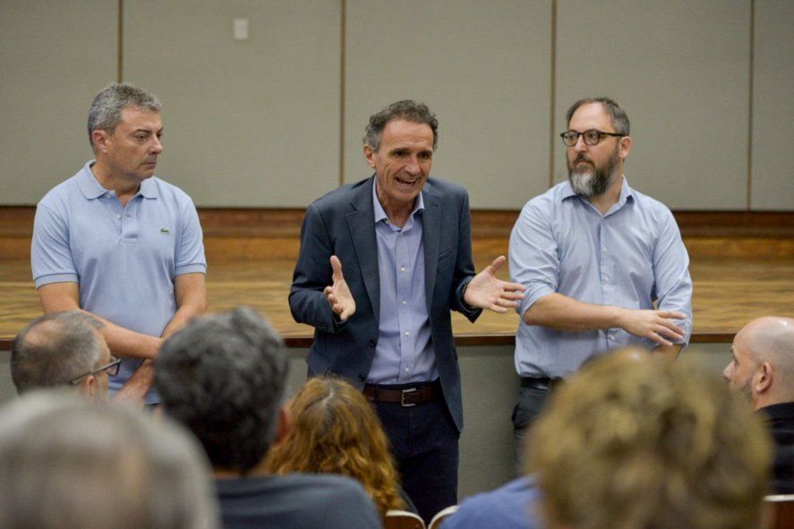 Gabriel Katopodis, ministro de Infraestructura y Servicios Públicos bonaerense, convocó a la audiencia pública para tratar el aumento de tarifas del agua. Gabriel Katopodis, ministro de Infraestructura y Servicios Públicos bonaerense, convocó a la audiencia pública para tratar el aumento de tarifas del agua.