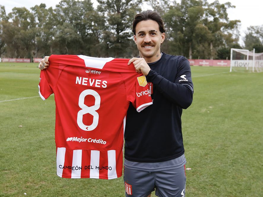 Gabriel Neves fue presentado ayer y hoy tuvo su debut como titular Gabriel Neves fue presentado ayer y hoy tuvo su debut como titular