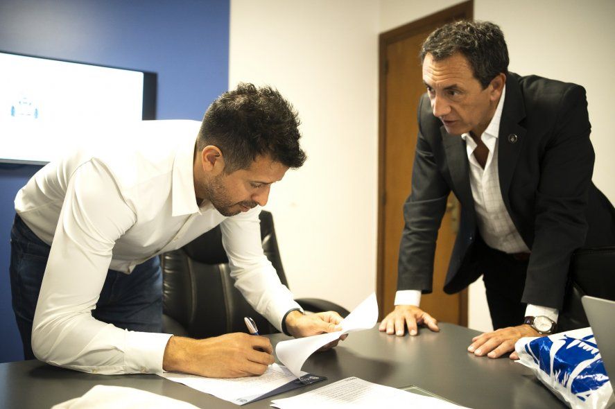 Marcelo Galland y Mariano Cowen firmaron el acuerdo entre Universitario y Gimnasia