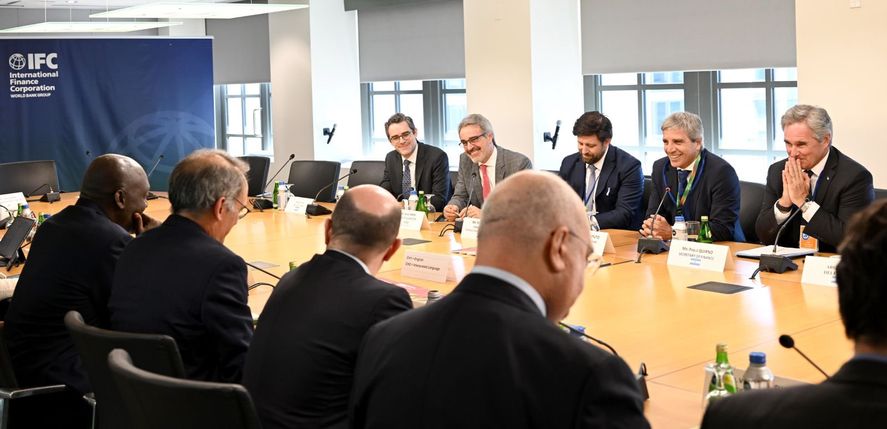 La comitiva argentina reunida con la Corporación Financiera Internacional en Washington. La comitiva argentina reunida con la Corporación Financiera Internacional en Washington.