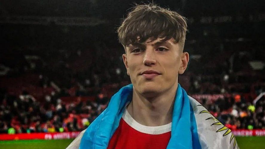 Alejandro Garnacho, futbolista del Manchester United, con la bandera Argentina