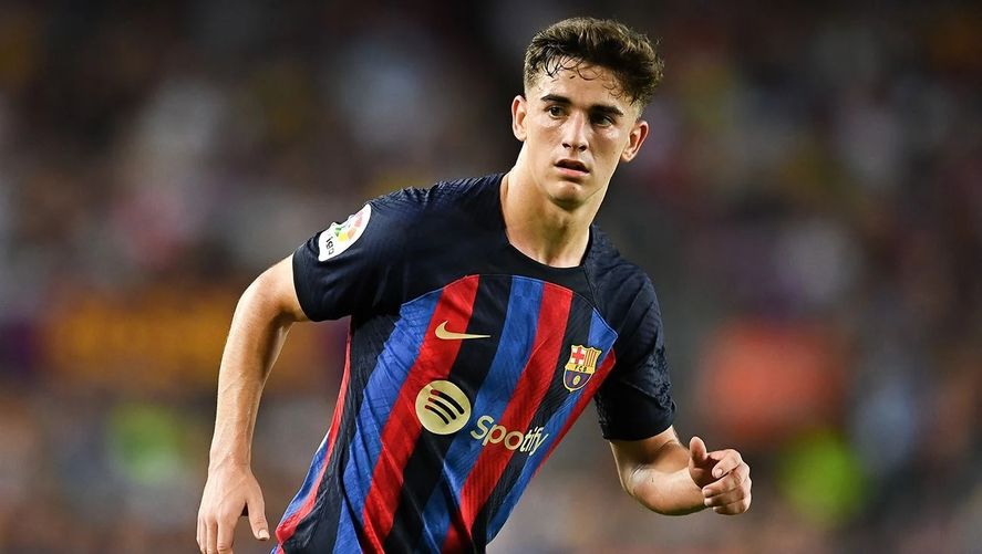 Gavi con la camiseta del Barcelona. El volante representará a España.