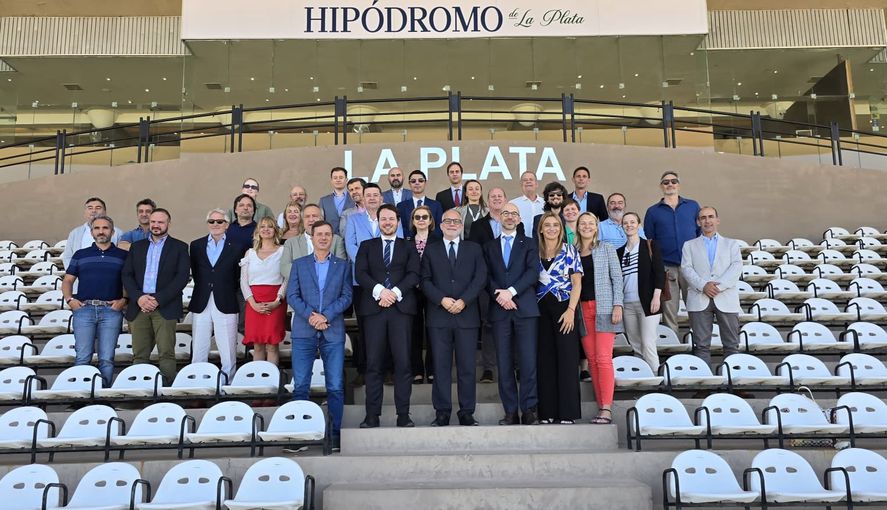 Luego de la reunión con funcionarios provinciales, la comisión europea se juntó con empresarios, asociaciones civiles y autoridades de la UNLP.