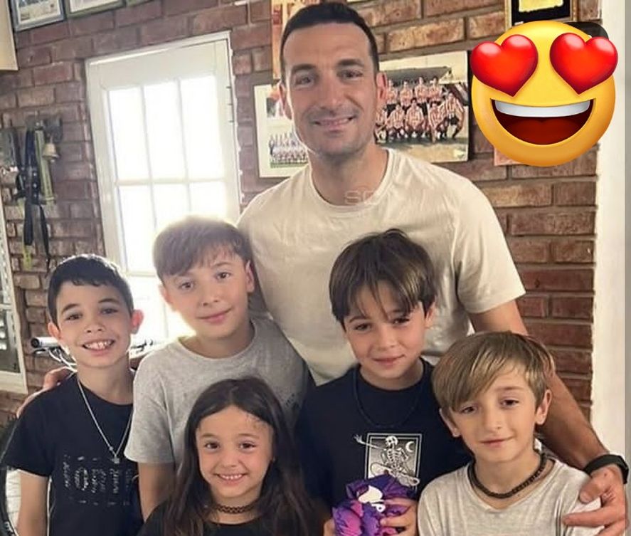 Scaloni, los chicos de Pujato y el cuadro de Estudiantes a sus espaldas. Scaloni, los chicos de Pujato y el cuadro de Estudiantes a sus espaldas.