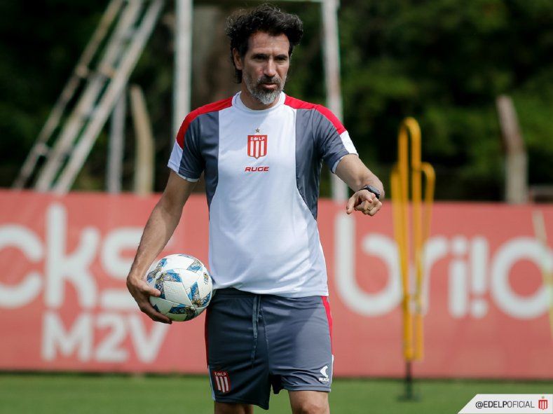 Eduardo Domínguez en un entrenamiento de Estudiantes en la pretemporada 2024 Foto (@edlpoficial)