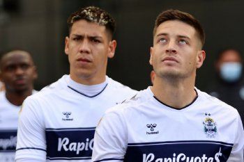 Francisco Gerometta y Nicolás Contín al salir al campo de juego para Gimnasia Vs. Sarmiento