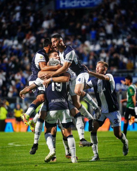 Gimnasia festeja el primer gol ante Banfield (Foto: gimnasiaoficial)