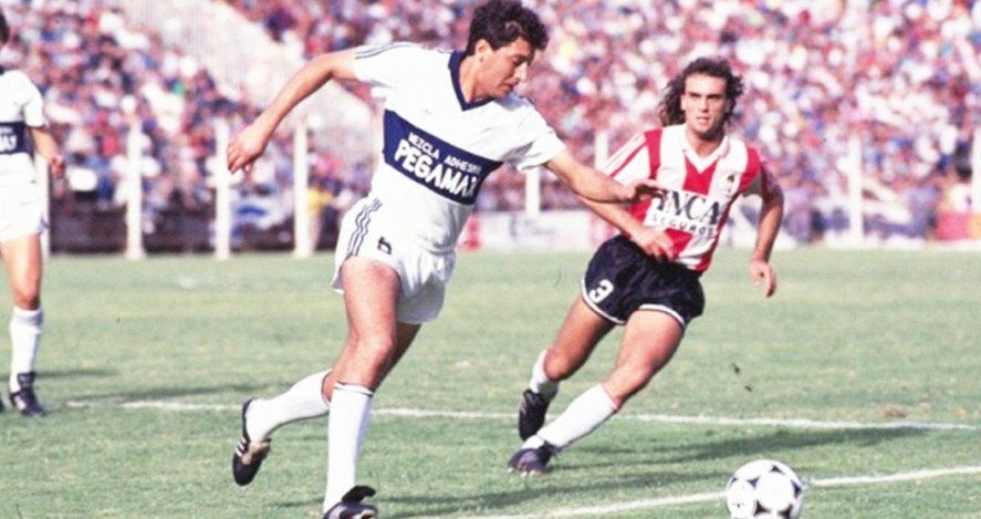 El uruguayo Perdomo en acción frente a Estudiantes.