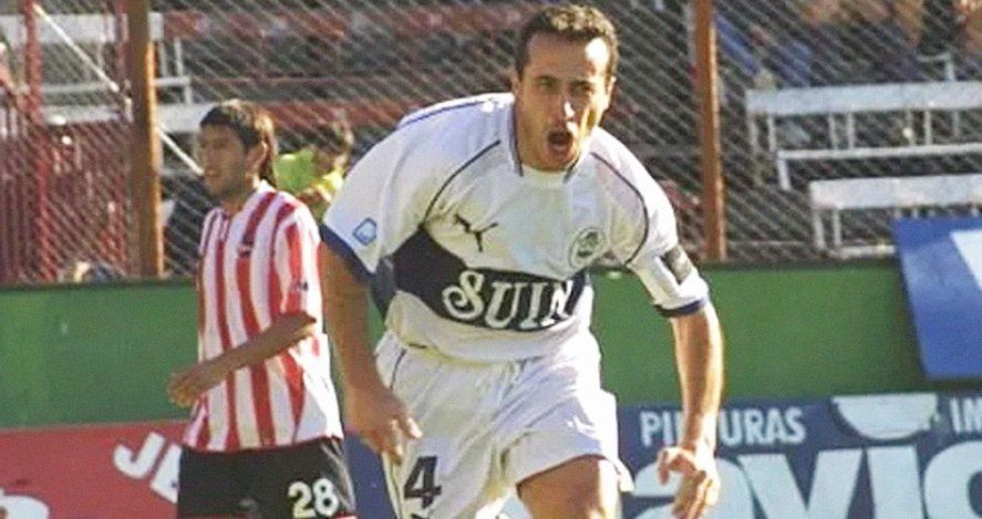 Sanguinetti festeja uno de sus dos goles en aquel Clásico Platense ante Estudiantes.