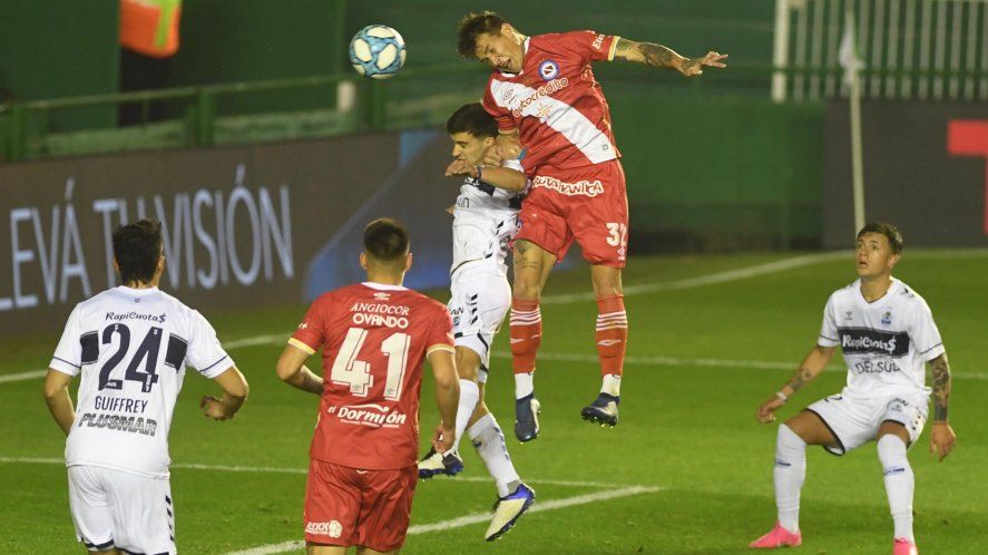 Gimnasia viene de ser eliminado por Argentinos en la edición pasada. Ahora va por Liniers.