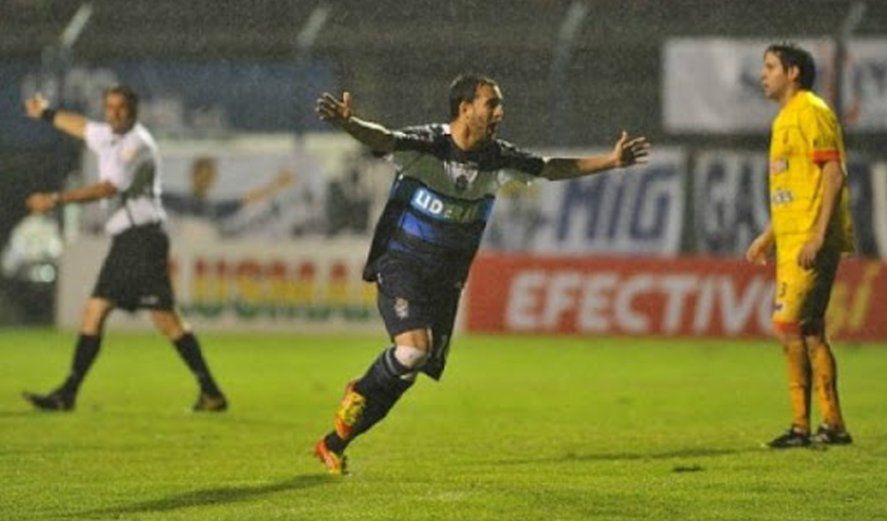 Pereyra festeja uno de sus goles en el 5-0 de Gimnasia sobre Crucero del Norte.