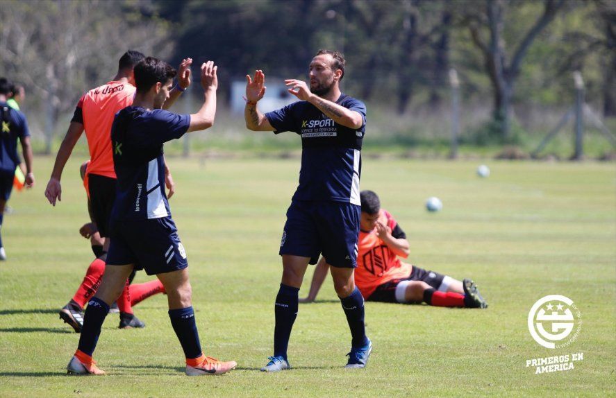 Los suplentes de Gimnasia festejaron en el segundo amistoso.