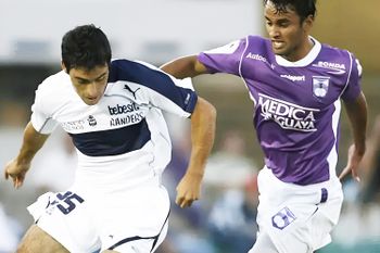 Álvaro Ormeño en acción en uno de los duelos entre Gimnasia y Defensor en 2007.