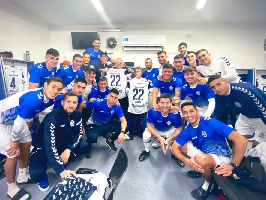 Cacho y Jobita junto al plantel en el vestuario en la previa de Gimnasia vs. Lanús (Foto: prensa GELP).