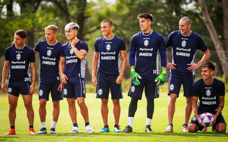 Gimnasia se entrenó en Estancia Chica.