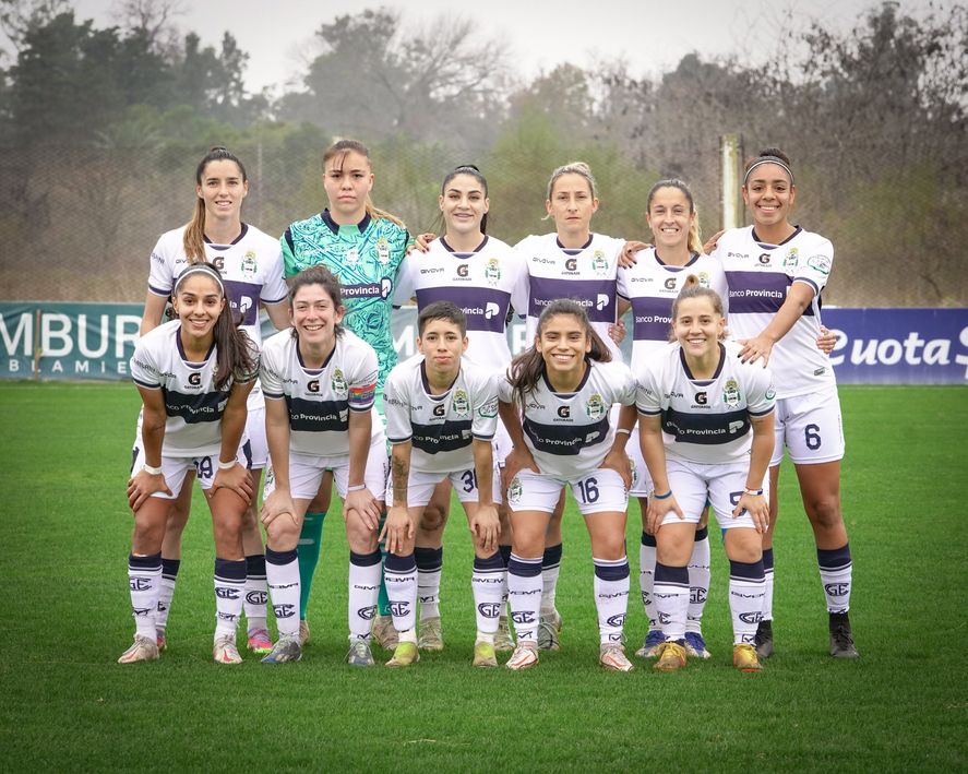 Las once titulares del fútbol femenino de Gimnasia en el pendiente ante River. (Foto: prensa GELP) Las once titulares del fútbol femenino de Gimnasia en el pendiente ante River. (Foto: prensa GELP)