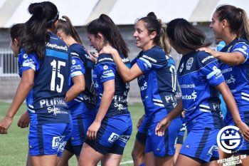 El fútbol femenino de Gimnasia aplastó a Huracán.