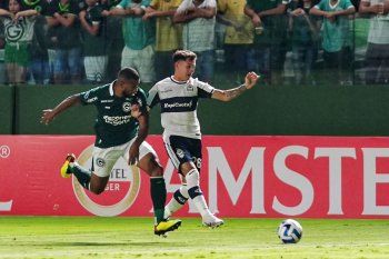 Franco Torres en acción en Goiás vs. Gimnasia por Copa Sudamericana. (Foto: prensa GELP)