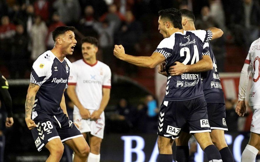 El plantel de Gimnasia festeja el gol del triunfo ante Huracán (Foto: prensa GELP).