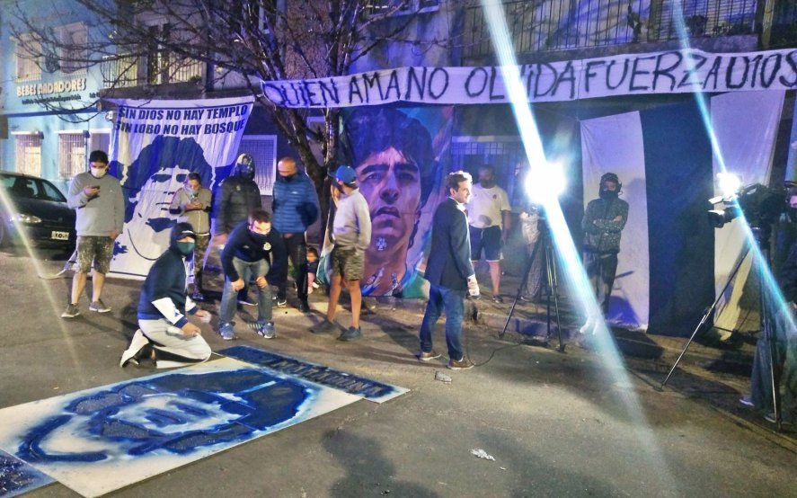 Los hinchas de Gimnasia, junto a Diego Maradona