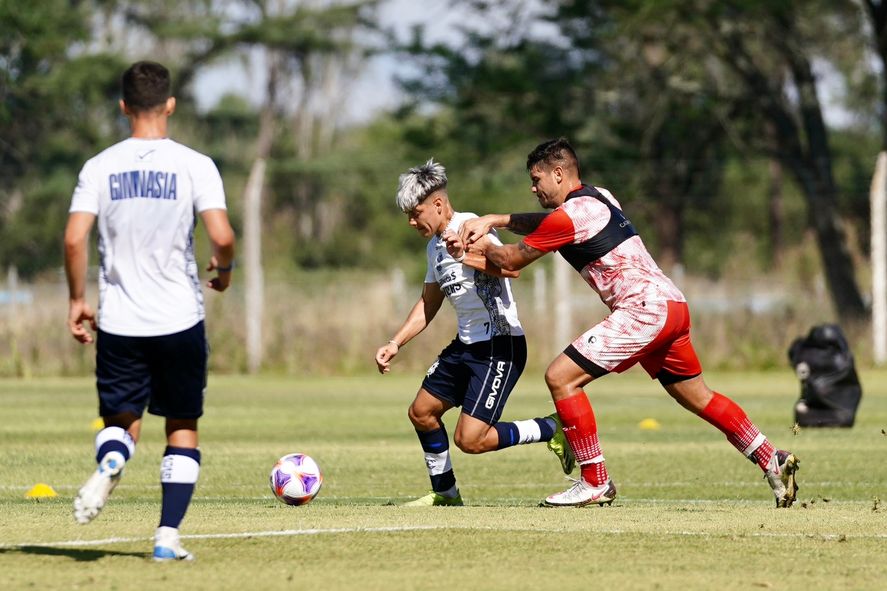 Benjamín Domínguez en acción en Gimnasia vs. Instituto.