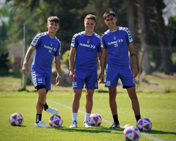 Ignacio Miramón y Alan Lescano junto a Benja Domínguez en una práctica de Gimnasia. (Crédito: Prensa GELP)