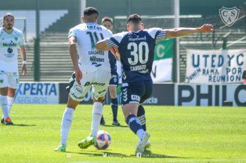 Agustín Cardozo, volante de Gimnasia, disputa la pelota con David Gallardo (Foto: Prensa Sarmiento).
