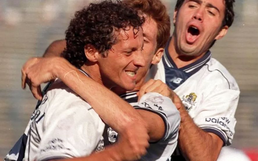 Troglio festeja un gol en Gimnasia junto a Sava y Messera.