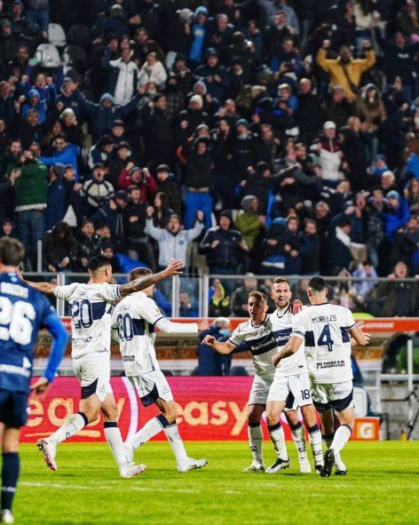 Los futbolistas de Gimnasia festejan el primer triunfo de la era Méndez, un lunes ante Vélez Los futbolistas de Gimnasia festejan el primer triunfo de la era Méndez, un lunes ante Vélez