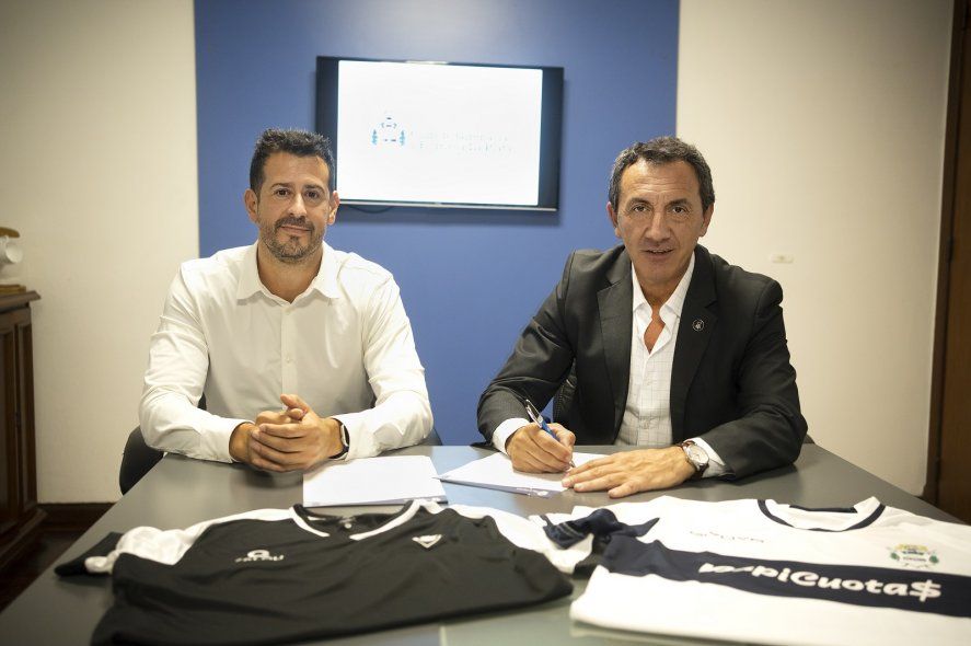 Marcelo Galland y Mariano Cowen firmando el convenio de cooperación entre Universitario y Gimnasia