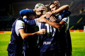 gimnasia se lucio ante atletico tucuman, pero le toco sufrir para avanzar a los octavos de final de la copa argentina