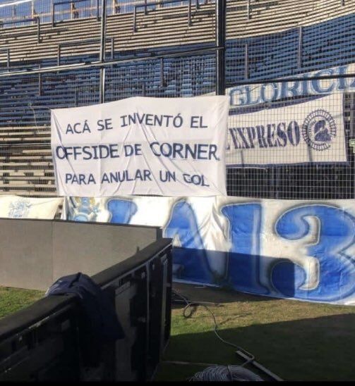Bandera de hinchas de Gimnasia en recuerdo al perjuicio arbitral en el Bosque Bandera de hinchas de Gimnasia en recuerdo al perjuicio arbitral en el Bosque