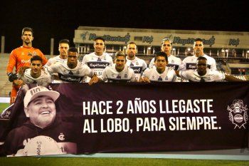 Gimnasia le rindió homenaje a Diego Maradona